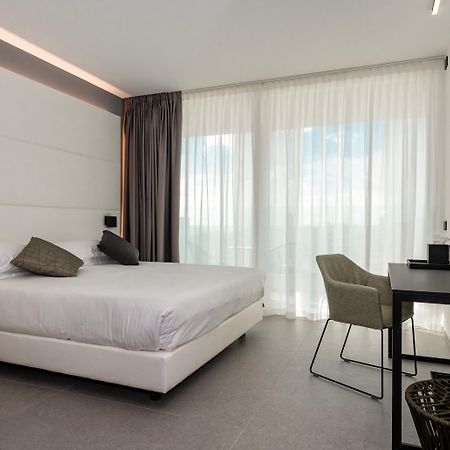 J44 Lifestyle Hotel Лідо-ді-Єзоло Екстер'єр фото A room at the hotel