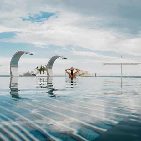 J44 Lifestyle Hotel Лідо-ді-Єзоло Екстер'єр фото Infinity pool at the hotel