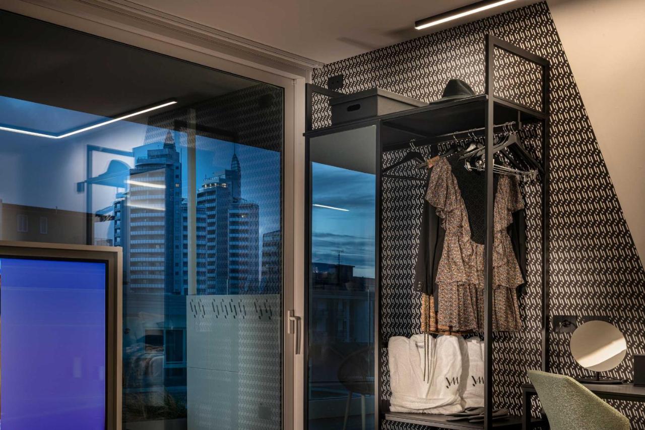 J44 Lifestyle Hotel Лідо-ді-Єзоло Екстер'єр фото A wardrobe lift