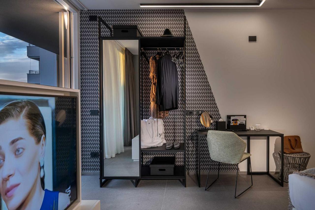 J44 Lifestyle Hotel Лідо-ді-Єзоло Екстер'єр фото The interior of a medical practice in the UK