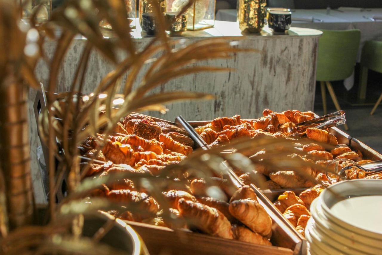 J44 Lifestyle Hotel Лідо-ді-Єзоло Екстер'єр фото Croissants at a buffet