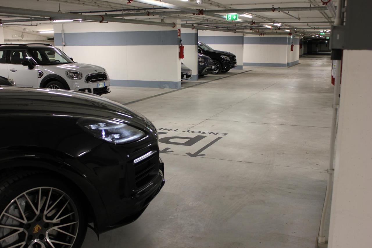 J44 Lifestyle Hotel Лідо-ді-Єзоло Екстер'єр фото The car park at the new terminal
