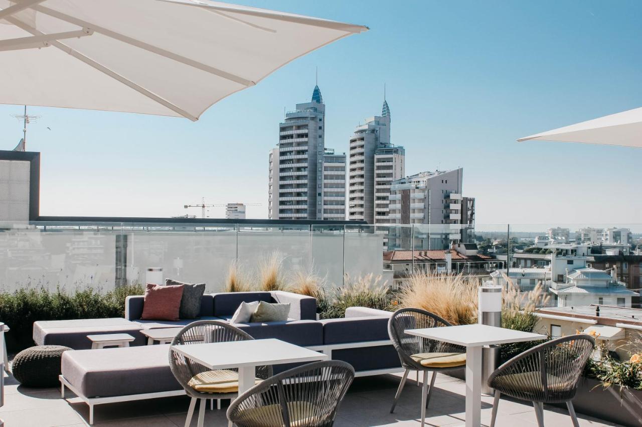 J44 Lifestyle Hotel Лідо-ді-Єзоло Екстер'єр фото The rooftop lounge at the Hotel