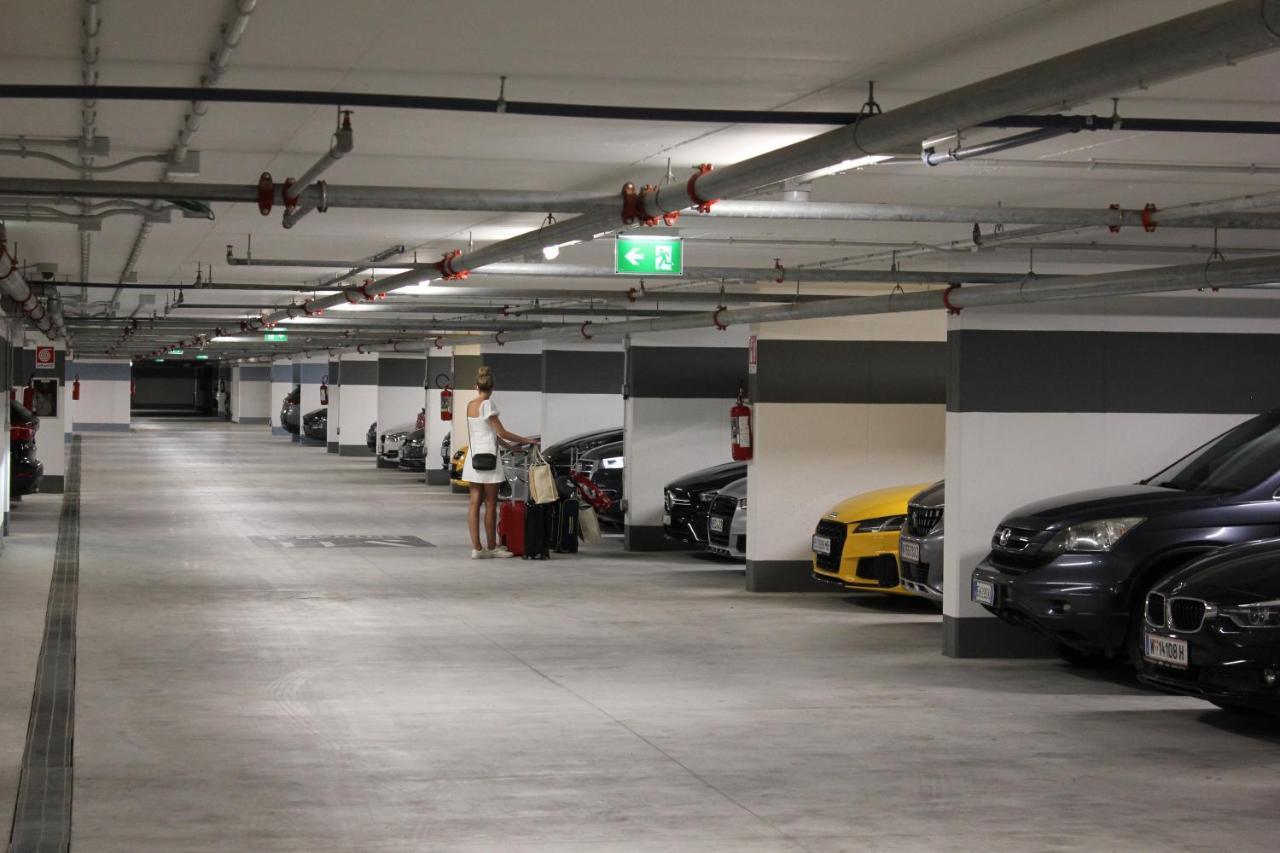 J44 Lifestyle Hotel Лідо-ді-Єзоло Екстер'єр фото The underground car park