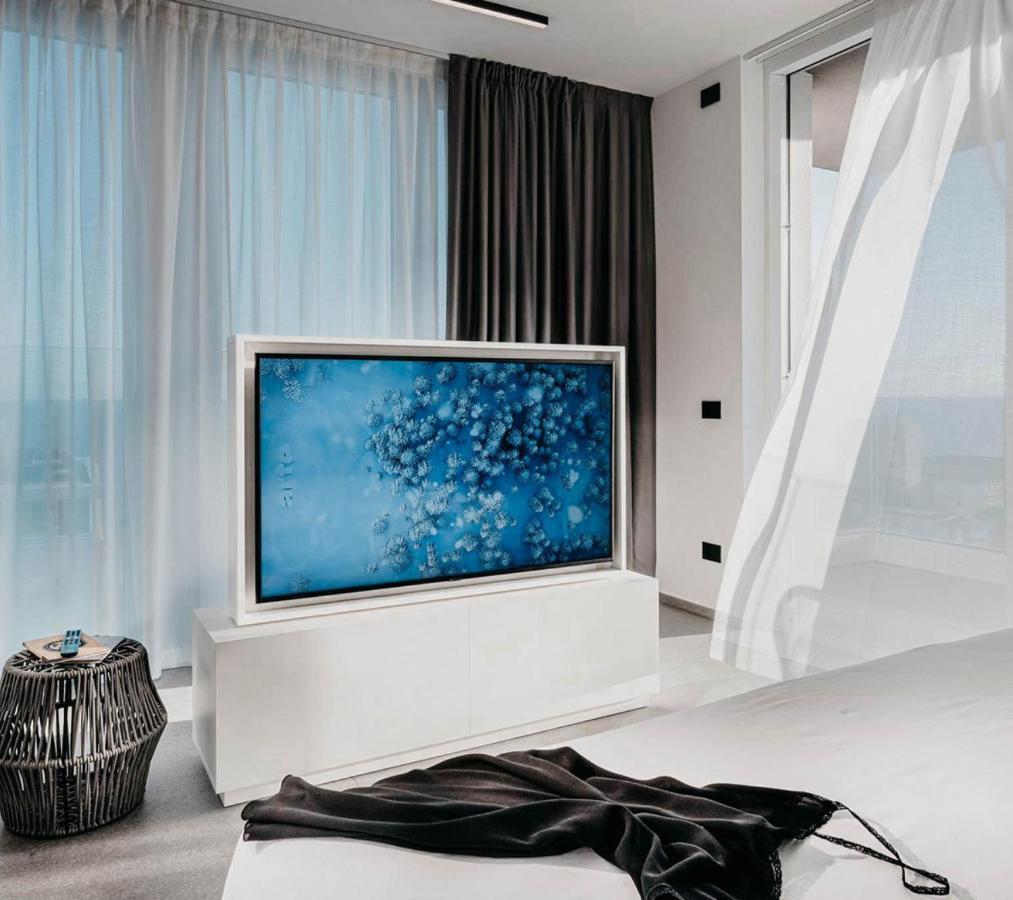 J44 Lifestyle Hotel Лідо-ді-Єзоло Екстер'єр фото A hidden television