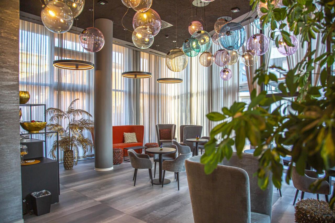 J44 Lifestyle Hotel Лідо-ді-Єзоло Екстер'єр фото The lounge at the airport
