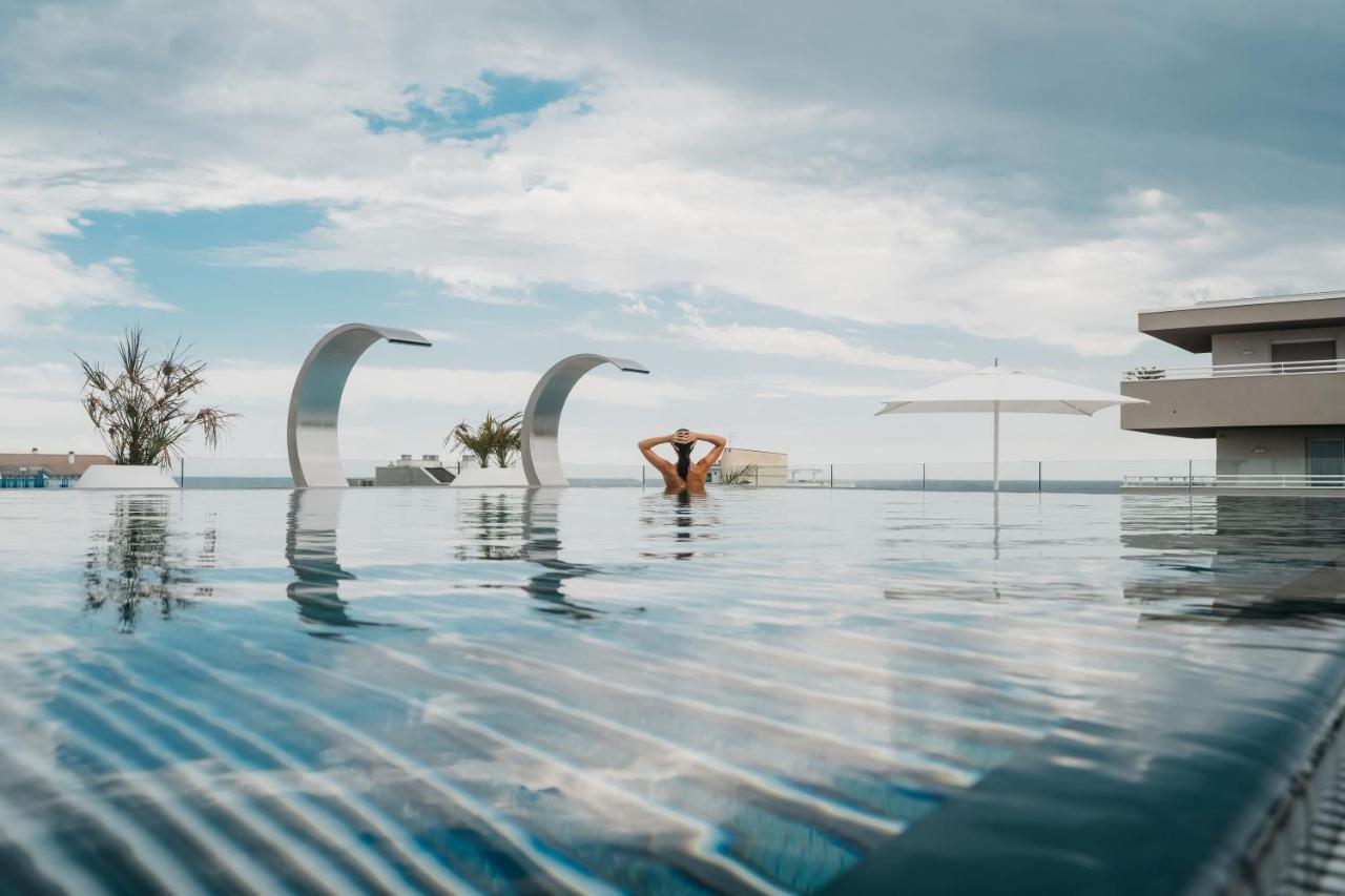 J44 Lifestyle Hotel Лідо-ді-Єзоло Екстер'єр фото Infinity pool at the hotel