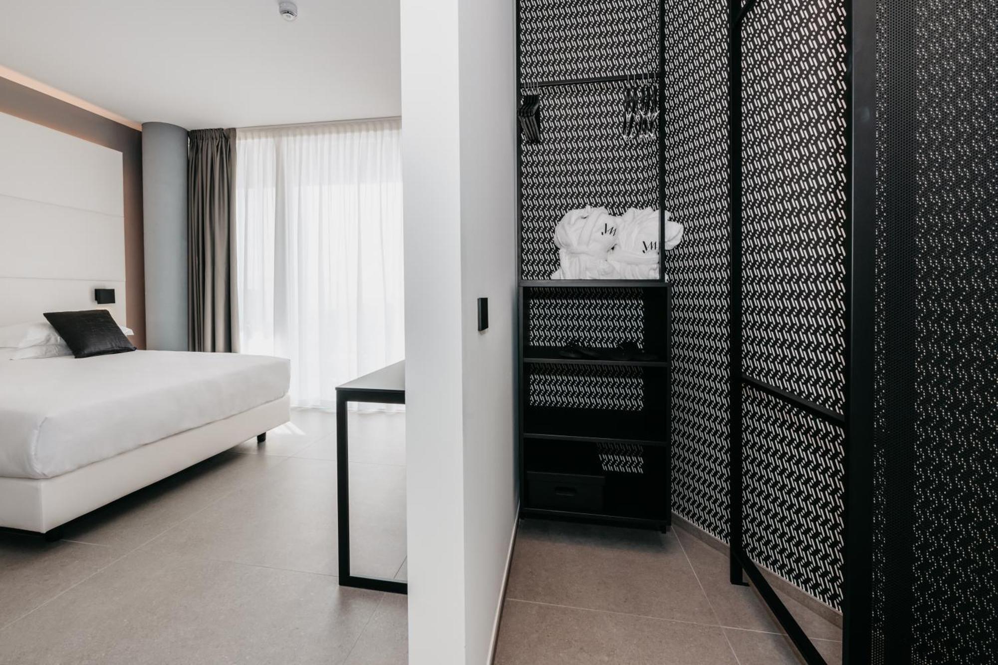 J44 Lifestyle Hotel Лідо-ді-Єзоло Екстер'єр фото A room at the hotel