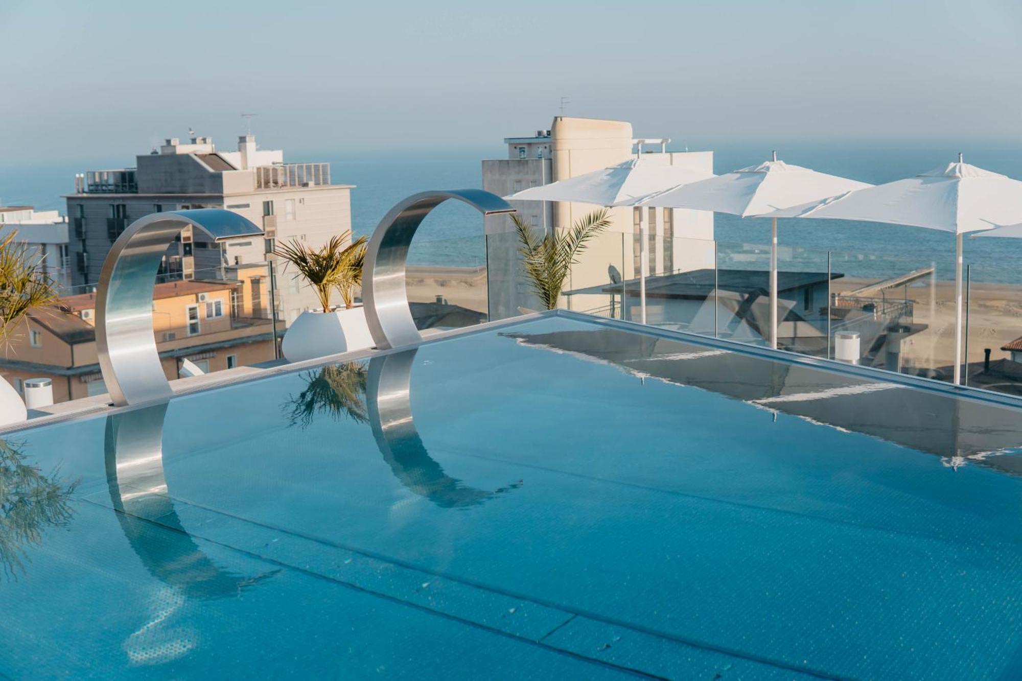J44 Lifestyle Hotel Лідо-ді-Єзоло Екстер'єр фото The rooftop pool at the hotel
