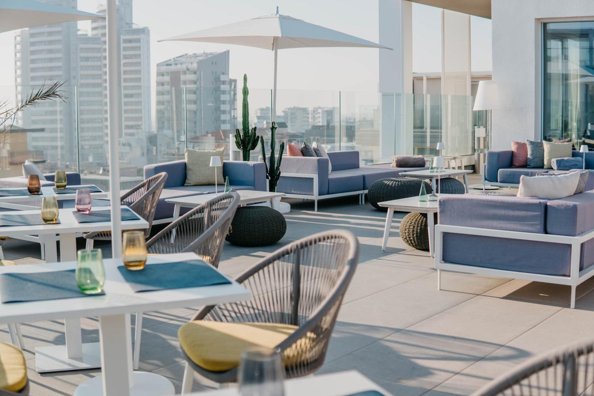 J44 Lifestyle Hotel Лідо-ді-Єзоло Екстер'єр фото Skyline