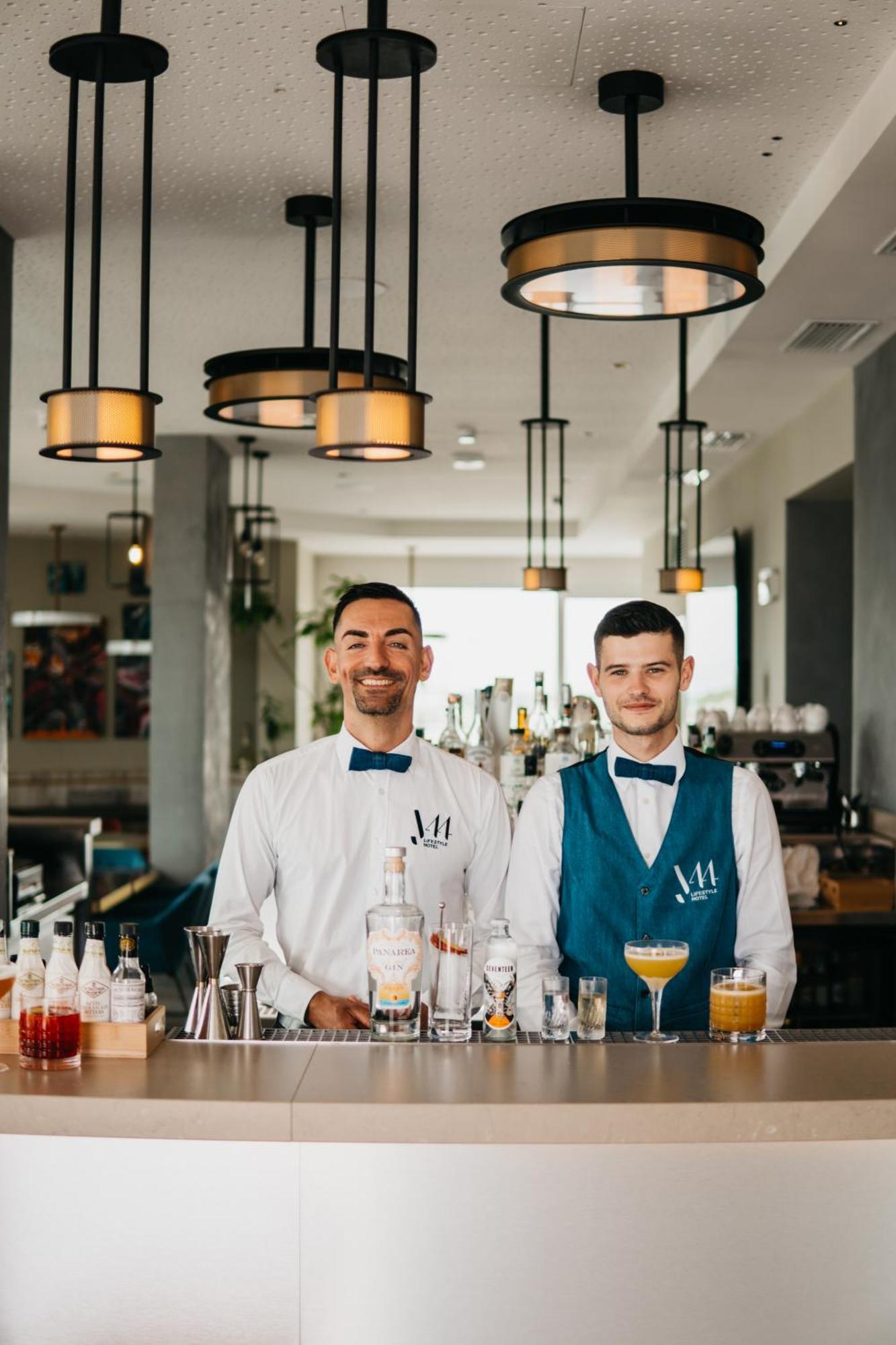 J44 Lifestyle Hotel Лідо-ді-Єзоло Екстер'єр фото The bar at the MÖVENPICK Hotel in Belgrade